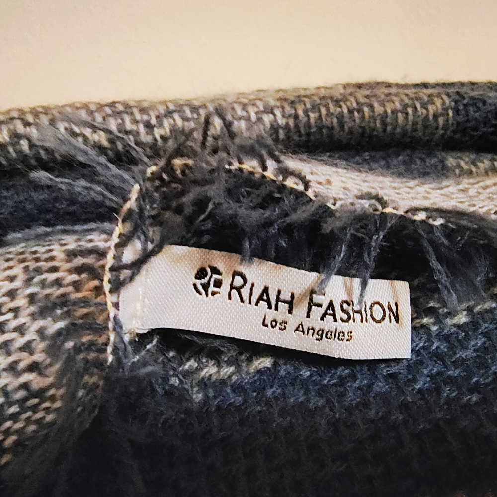 Riah Fashion, LA Plaid Blanket Scarf/Wrap - Picture 5 of 5